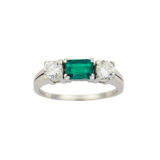 Richarz Smaragdring aus 750 Weißgold mit Brillant, nachhaltiger second hand Schmuck perfekt aufgearbeitet