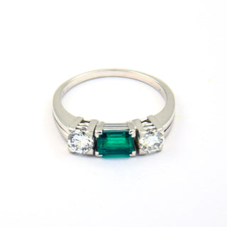 Richarz Smaragdring aus 750 Weißgold mit Brillant, nachhaltiger second hand Schmuck perfekt aufgearbeitet