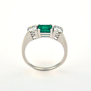 Richarz Smaragdring aus 750 Weißgold mit Brillant, nachhaltiger second hand Schmuck perfekt aufgearbeitet