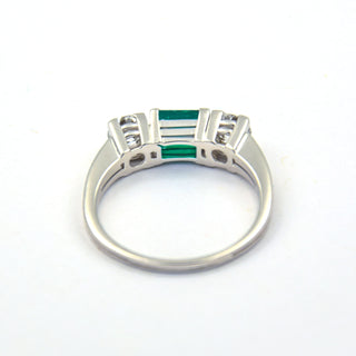 Richarz Smaragdring aus 750 Weißgold mit Brillant, nachhaltiger second hand Schmuck perfekt aufgearbeitet