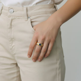 Saphirring aus 585 Gelb- und Weißgold mit Brillant, nachhaltiger second hand Schmuck perfekt aufgearbeitet