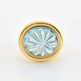 Ring aus 750 Gelb- und Weißgold mit Blautopas, nachhaltiger second hand Schmuck perfekt aufgearbeitet