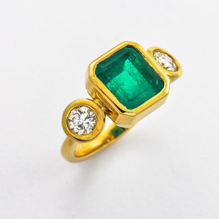 Smaragdring aus 750 Gelbgold mit Brillant, nachhaltiger second hand Schmuck perfekt aufgearbeitet