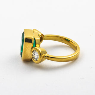 Smaragdring aus 750 Gelbgold mit Brillant, nachhaltiger second hand Schmuck perfekt aufgearbeitet