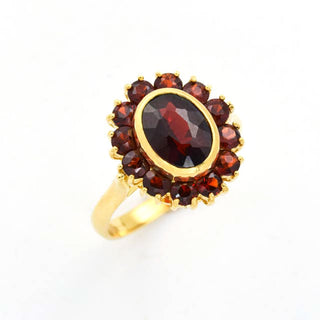 Granatring aus 750 Gelbgold, nachhaltiger second hand Schmuck perfekt aufgearbeitet