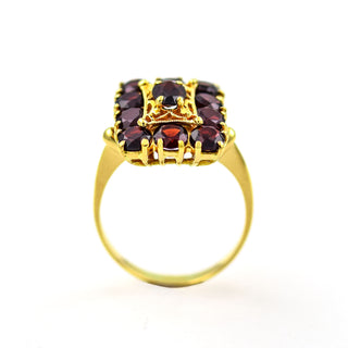 Granatring aus 750 Gelbgold, nachhaltiger second hand Schmuck perfekt aufgearbeitet
