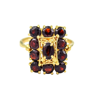 Granatring aus 750 Gelbgold, nachhaltiger second hand Schmuck perfekt aufgearbeitet