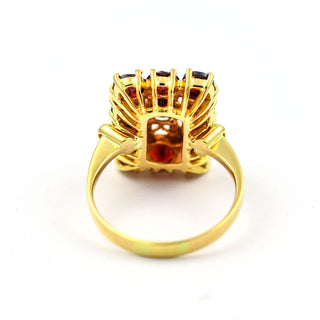 Granatring aus 750 Gelbgold, nachhaltiger second hand Schmuck perfekt aufgearbeitet