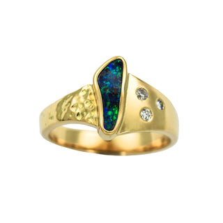 Ring aus 750 Gelbgold mit Opal und Brillant, nachhaltiger second hand Schmuck perfekt aufgearbeitet
