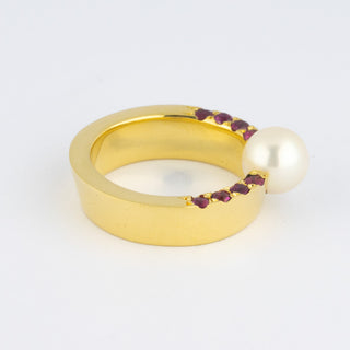 Rubinring aus 750 Gelbgold mit Perle, nachhaltiger second hand Schmuck perfekt aufgearbeitet
