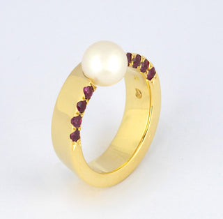 Rubinring aus 750 Gelbgold mit Perle, nachhaltiger second hand Schmuck perfekt aufgearbeitet