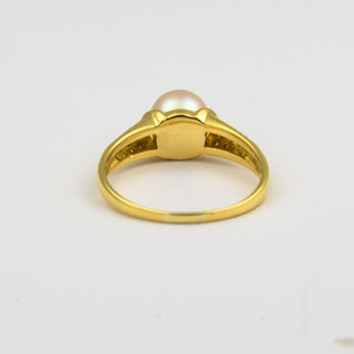Ring aus 750 Gelbgold mit Perle und Brillant, nachhaltiger second hand Schmuck perfekt aufgearbeitet