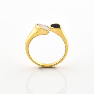 Ring aus 750 Gelbgold mit Perlmutt, nachhaltiger second hand Schmuck perfekt aufgearbeitet