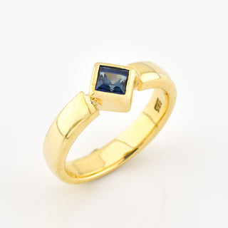 Saphirring aus 585 Gelbgold, nachhaltiger second hand Schmuck perfekt aufgearbeitet