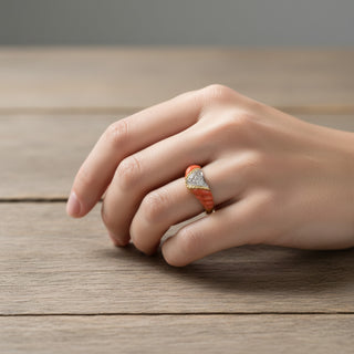 Korallenring aus 750 Gelb- und Weißgold mit Diamant, nachhaltiger second-hand Schmuck perfekt aufgearbeitet