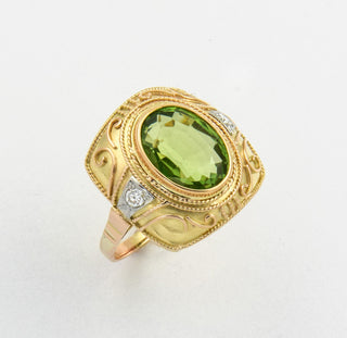 Ring aus 585 Gelb- und Weißgold mit Peridot und Brillant, nachhaltiger second hand Schmuck perfekt aufgearbeitet