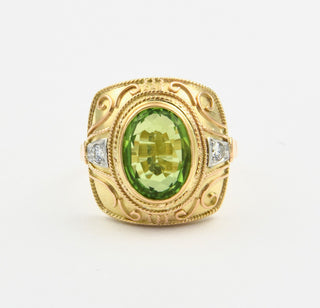 Ring aus 585 Gelb- und Weißgold mit Peridot und Brillant, nachhaltiger second hand Schmuck perfekt aufgearbeitet