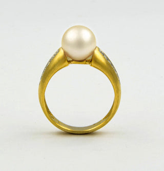 Ring aus 585 Gelb- und Weißgold mit Perle und Brillant, nachhaltiger second hand Schmuck perfekt aufgearbeitet