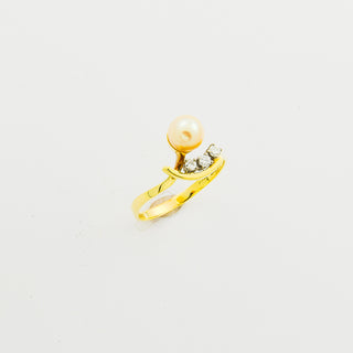 Ring aus 585 Gelb- und Weißgold mit Perle und Diamant, nachhaltiger second hand Schmuck perfekt aufgearbeitet