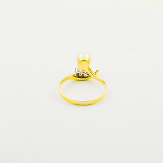 Ring aus 585 Gelb- und Weißgold mit Perle und Diamant, nachhaltiger second hand Schmuck perfekt aufgearbeitet