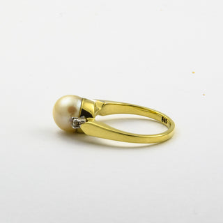 Ring aus 585 Gelb- und Weißgold mit Perle und Diamant, nachhaltiger second hand Schmuck perfekt aufgearbeitet