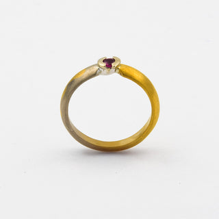 Rubinring aus 750 Gelb- und Weißgold, nachhaltiger second hand Schmuck perfekt aufgearbeitet