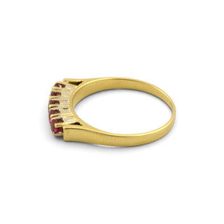 Ring aus 585 Gelb- und Weißgold mit Rubin, nachhaltiger second-hand Schmuck perfekt aufgearbeitet