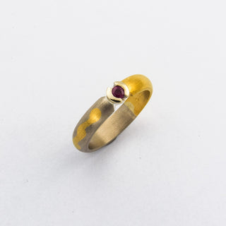 Rubinring aus 750 Gelb- und Weißgold, nachhaltiger second hand Schmuck perfekt aufgearbeitet