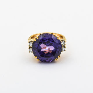 Ring aus 750 Gelb- und Weißgold mit synth. Stein und Brillant, nachhaltiger second hand Schmuck perfekt aufgearbeitet