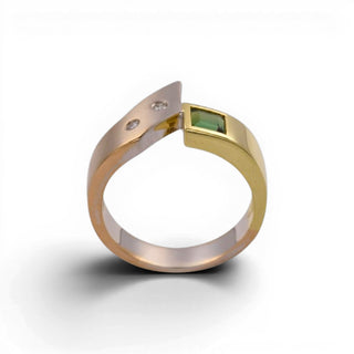 Ring aus 585 Gelb- und Weißgold mit Turmalin und Brillant, nachhaltiger second-hand Schmuck perfekt aufgearbeitet