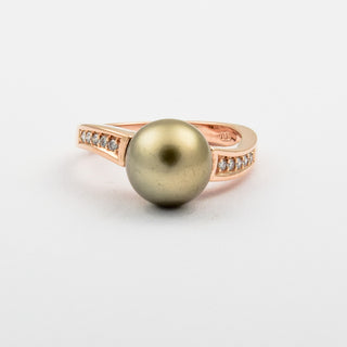 Ring aus 585 Rotgold mit Perle und Brillant, nachhaltiger second hand Schmuck perfekt aufgearbeitet