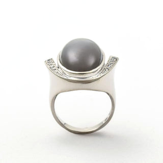 Ring aus 585 Weißgold mit Mondstein und Diamant, nachhaltiger second hand Schmuck perfekt aufgearbeitet