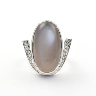 Ring aus 585 Weißgold mit Mondstein und Diamant, nachhaltiger second hand Schmuck perfekt aufgearbeitet