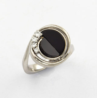 Ring aus 750 Weißgold mit Onyx und Brillant, nachhaltiger second hand Schmuck perfekt aufgearbeitet