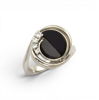 Ring aus 750 Weißgold mit Onyx und Brillant, nachhaltiger second hand Schmuck perfekt aufgearbeitet