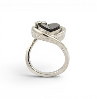 Ring aus 750 Weißgold mit Onyx und Brillant, nachhaltiger second hand Schmuck perfekt aufgearbeitet