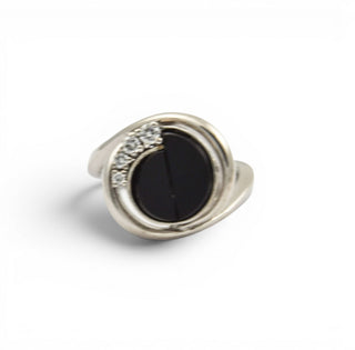 Ring aus 750 Weißgold mit Onyx und Brillant, nachhaltiger second hand Schmuck perfekt aufgearbeitet