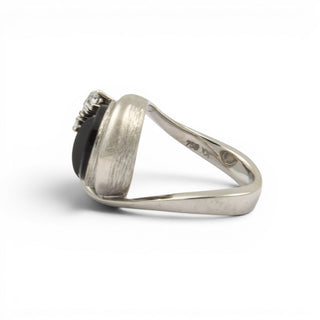 Ring aus 750 Weißgold mit Onyx und Brillant, nachhaltiger second hand Schmuck perfekt aufgearbeitet