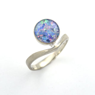 Ring aus 585 Weißgold mit Opal, nachhaltiger second hand Schmuck perfekt aufgearbeitet