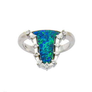 Ring aus 750 Weißgold mit Opal und Brillant, nachhaltiger second hand Schmuck perfekt aufgearbeitet