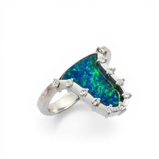 Ring aus 750 Weißgold mit Opal und Brillant, nachhaltiger second hand Schmuck perfekt aufgearbeitet