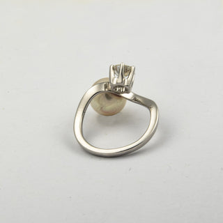 Ring aus 585 Weißgold mit Perle und Brillant, nachhaltiger second hand Schmuck perfekt aufgearbeitet