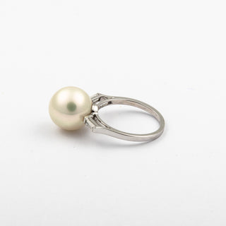 Ring aus 750 Weißgold mit Perle und Diamant, nachhaltiger second hand Schmuck perfekt aufgearbeitet