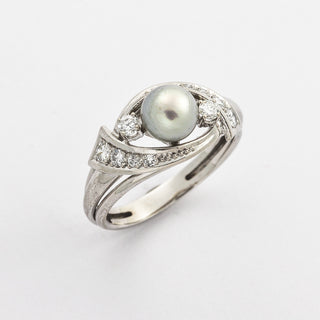 Ring aus 750 Weißgold mit Perle und Brillant, hochwertiger second hand Schmuck perfekt aufgearbeitet