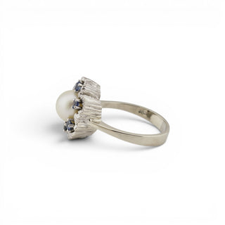 Perlenring aus 585 Weißgold mit Saphir, nachhaltiger second-hand Schmuck perfekt aufgearbeitet