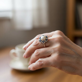 Perlenring aus 585 Weißgold mit Saphir, nachhaltiger second-hand Schmuck perfekt aufgearbeitet