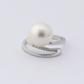 Ring aus 585 Weißgold mit Perle und Brillant, nachhaltiger second hand Schmuck perfekt aufgearbeitet