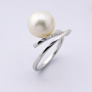Ring aus 585 Weißgold mit Perle und Brillant, nachhaltiger second hand Schmuck perfekt aufgearbeitet