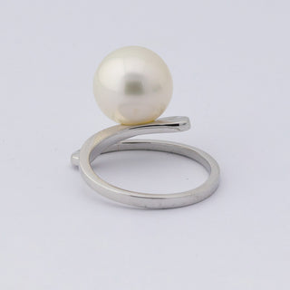 Ring aus 585 Weißgold mit Perle und Brillant, nachhaltiger second hand Schmuck perfekt aufgearbeitet