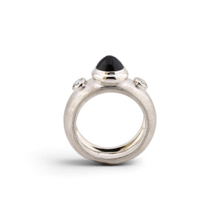 Saphirring aus 750 Weißgold mit Brillant, nachhaltiger second-hand Schmuck perfekt aufgearbeitet